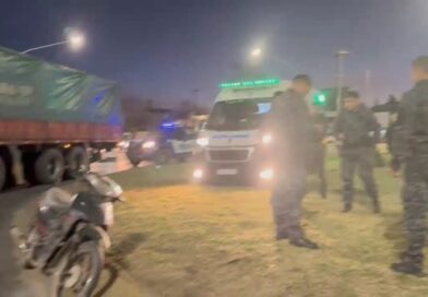 Siniestro vial entre camión y motocicleta en rotonda seminario