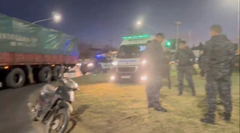 Siniestro vial entre camión y motocicleta en rotonda seminario